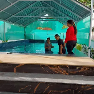 Johnson's With Pool & Ecohouseboat Near Town Pensión